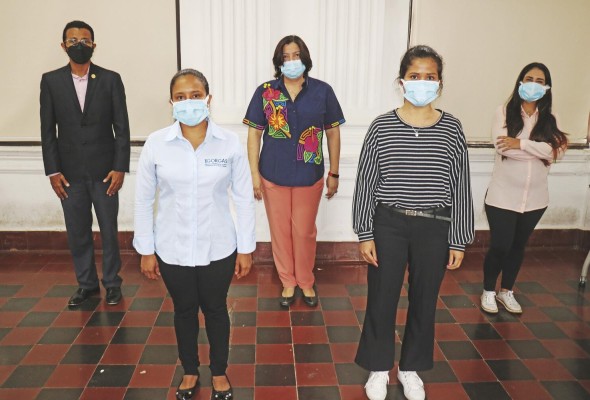 Mgtr. Juan Castillo Mewa, Lic. Marggie Rodríguez, Dra. Yaxelis Mendoza, Lía Caballero (pasante) y Mgtr. Carolina González
