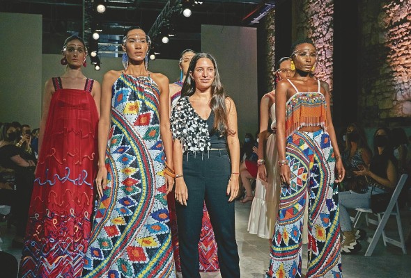 La diseñadora Verónica Angel durante la pasarela colectiva de 'Maestros ancestrales'.