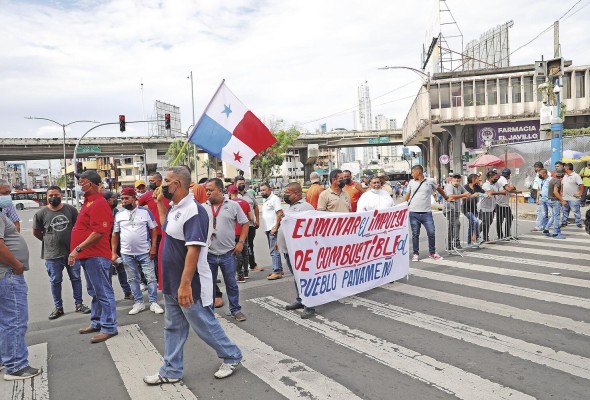 Transportistas protestan frente a la Asamblea Nacional.