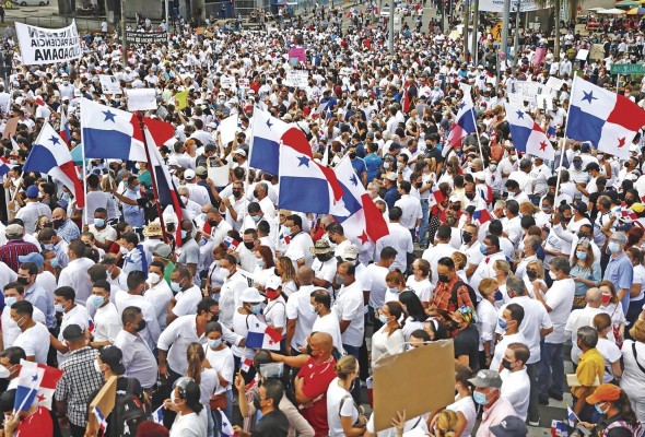 Un grupo de manifestantes marcha hasta la plaza 5 de mayo como una vía de rechazo a las reformas al Código Electoral, y contra la corrupción.