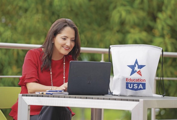 Gladys se graduó con honores (cum laude) en la Universidad de Florida, en Gainesville.