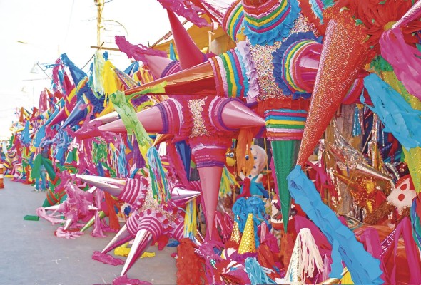 Piñatas a la venta en el Mercado de Jamaica.