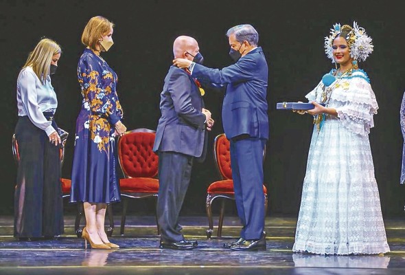 La medalla de honor obedece a la condecoración Rogelio Sinán, un referente de las letras en suelo panameño.