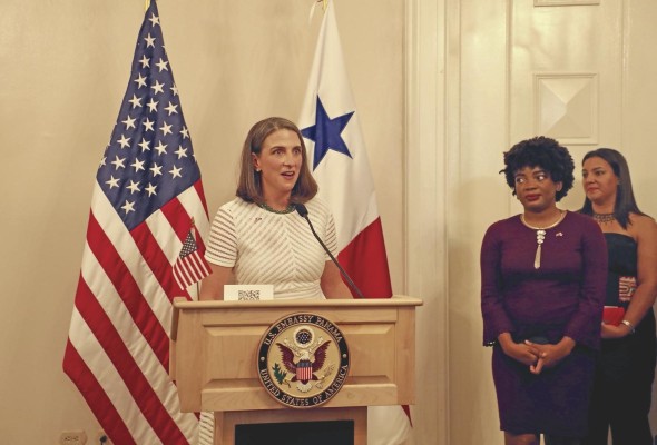 Elizabeth Meza da la bienvenida a las invitadas.