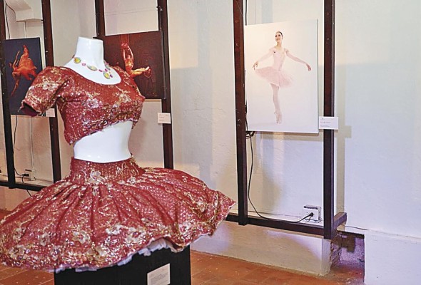 La exposición fotográfica'Una mirada al Ballet Nacional' se complementa con una muestra de vestuarios y accesorios que se han utilizado en la puesta en escena del clásico 'La Bayadere'.