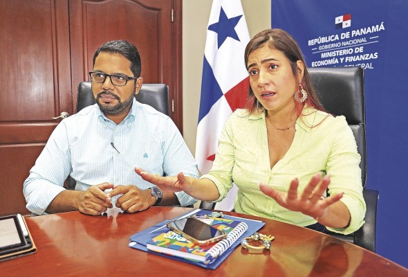 Gerardo Herrera, jurídico Tributario; Maruquel Donado, jefa de la sección de Evasión y Defraudación Fiscal.