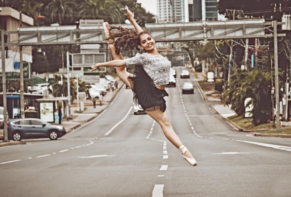 Smith es licenciada en Bellas Artes especializada en Danza con énfasis en Ballet Clásico.