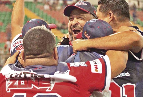 El novato director Carlos Lee III se abraza emocionado con sus peloteros, tras la conquista del título 2022.