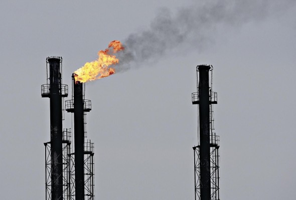 Chimeneas de una refinería de gas y petróleo.