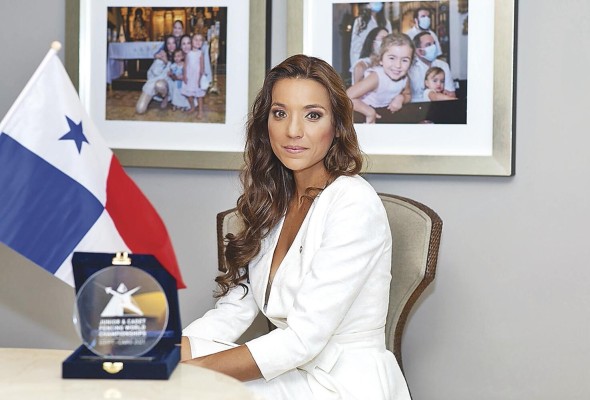 Bandera: La exatleta y diputada Ana Irene Delgado espera ayudar al deporte panameño, desde su posición en la FIE
