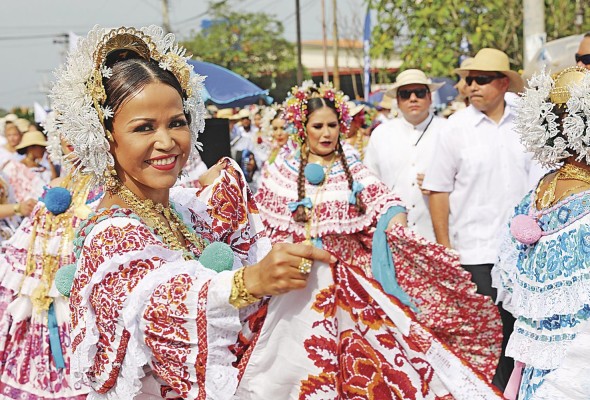 La provincia de Los Santos es conocida por conservar la tradición y el folclor nacional. Cada año, en enero, se desarrolla el desfile de las mil polleras.