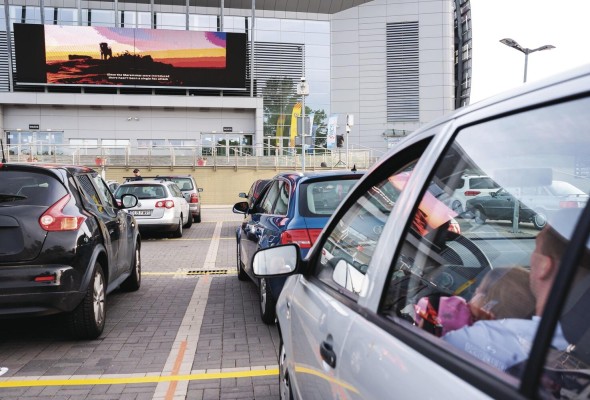 La primera película que se proyectó en un autocine fue “Wives Beware”, una comedia británica.