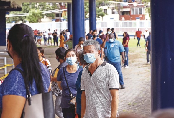 Toda persona mayor de 55 años con una enfermedad crónica debe colocarse el refuerzo de la vacuna.