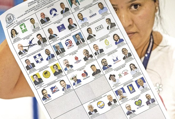 Imagen del pasado 25 de agosto de fiscales y voluntarios del instituto Belén, en el centro histórico de Ciudad de Guatemala (Guatemala).