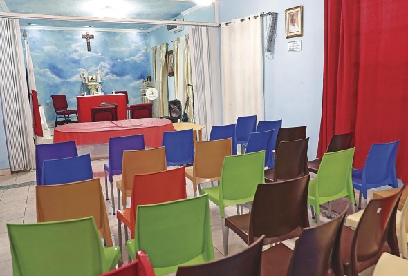 Tiene una capilla donde hay misa cuando algún sacerdote tiene disponibilidad de ir al sitio.