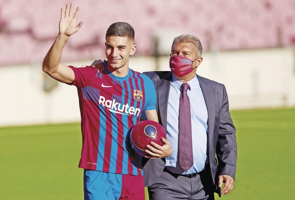 El delantero español Ferrán Torres, junto al presidente del Club, Joan Laporta, durante la presentación como nuevo jugador del Barcelona.