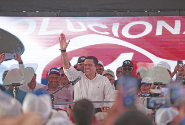 Copartidarios de todo el país, con pancartas en manos, coreando consignas como: Gaby, amigo, Panamá está contigo.