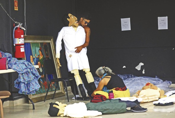 La elaboración de los títeres de tamaño natural duró más de cinco meses.