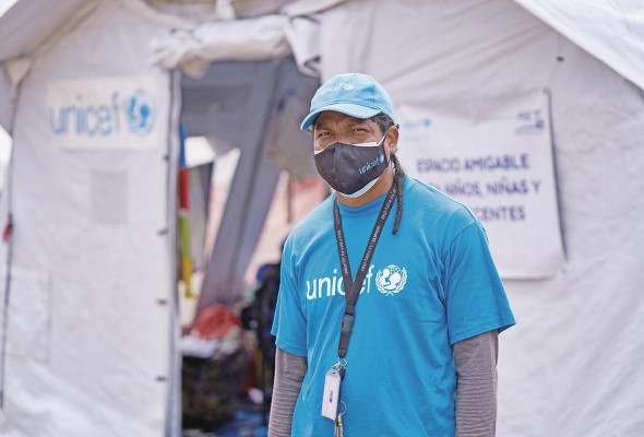 Delrin Chavarría, técnico del equipo de Unicef en Darién, en la planta potabilizadora de Lajas Blancas.