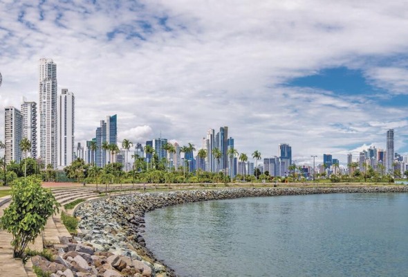 La Cinta Costera. Es el lugar ideal para dar un paseo tranquilo en bicicleta o patines los fines de semana; disfrutar de la compañía de otros ciclistas o patinadores y una linda vista hacia el mar.