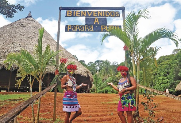 Los habitantes de la comunidad Parará-Purú nos reciben con danzas típicas, y además promueven sus variadas artesanías.