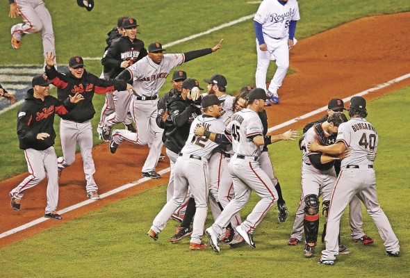 2014. Gigantes sobre Reales, 4-3. Vamos a debatir por siempre si los Reales han debido mandar al plato a Alex Gordon en el cierre del noveno “inning” del Juego 7, cuando el “outfield” de los Gigantes casi convierte un sencillo con dos “outs” en un jonrón de Pequeñas Ligas. Parece obvio que iba a ser out por una milla, pero en la Serie Mundial pasan cosas locas. Fue aquí que se consumó la leyenda de Madison Bumgarner, quien vino desde el “bullpen” para retirar a 14 bateadores en fila y mandar a los fanáticos de los Reales cabizbajos a su casa.