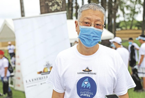 Wei Qiang, embajador de China en Panamá, durante la jornada de limpieza de playa en Costa del Este.