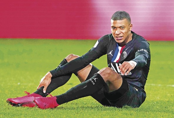 Mbappé hizo su debut el 2 de diciembre de 2015, en el A. S. Monaco F. C.