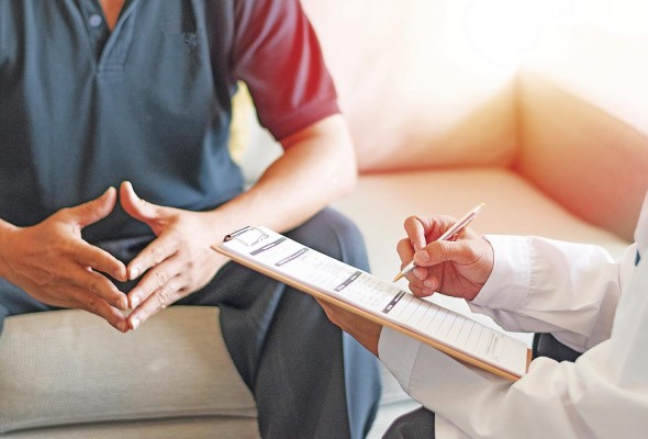 Expertos recomiendan a los hombres hacerse sus chequeos médicos.
