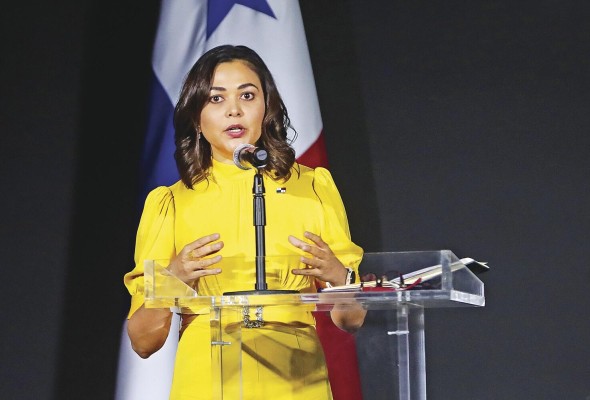 La canciller panameña Janaina Tewaney