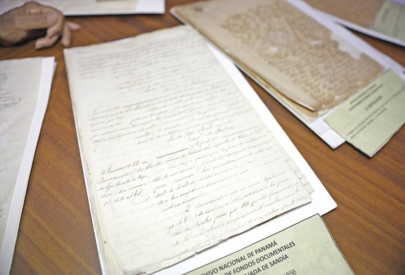 Historiadores recopilan información para escribir sus libros.