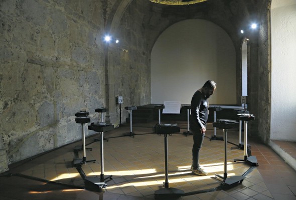 Visitantes observan la muestra 'Earthquake Mass Re-imagined' en el museo del exconvento del Carmen, en Guadalajara, estado de Jalisco (México).