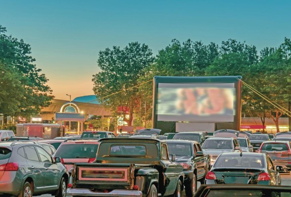 Esta modalidad de entretenimiento, también conocida como autocinema, cine drive-in o cine-car, fue muy popular entre la década de los '50 y '60, sobre todo en Estados Unidos.
