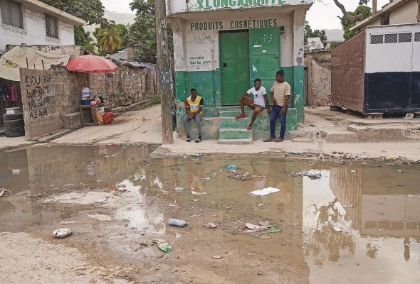 El caso de Haití es el más dramático en la región. Fotografía de una calle del barrio Martissant, barriada que es controlada por las pandillas armadas, en Puerto Príncipe (Haití).