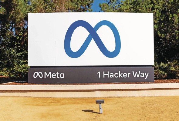 Fotografía facilitada este jueves por Meta en la que se registró el logo de la compañía Meta, en Menlo Park (California, EE.UU.). EFE/META
