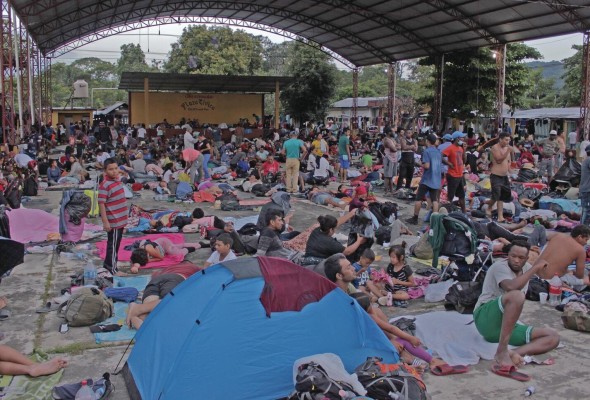 Migrantes centroamericanos descansan el 30 de octubre de 2021 en la comunidad de Ulapa, municipio de Acapetahua, en el estado de Chiapas (México).