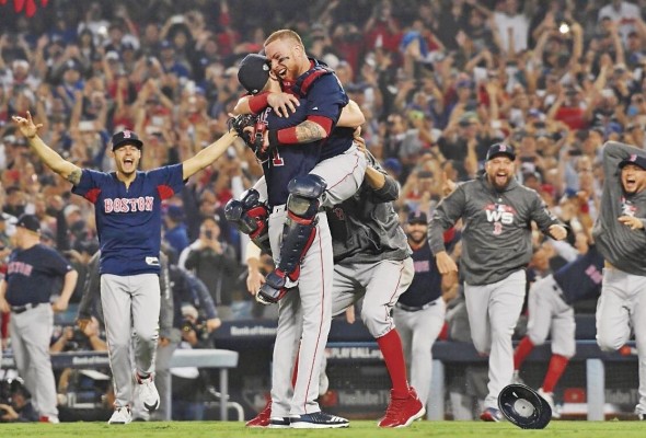 2018. Medias Rojas sobre Dodgers, 4-1. Puede que estos Medias Rojas hayan tenido el mejor equipo entre los cuatro que ganaron la Serie Mundial desde 2004 (2004, 2007, 2013 y 2018), con un total de 108 triunfos y aplastando a sus rivales en octubre, incluyendo la primera serie en octubre ante los Yankees desde el 2004. Es muy posible que estos Medias Rojas del 2018 hayan sido el equipo de la década. Y aun así, a pesar de todas las estrellas que tenían, fue Pearce, con sus tres jonrones en la serie, quien se llevó el JMV.