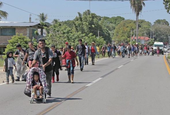 Migrantes de distintas nacionalidades avanzan en su caravana rumbo a la ciudad de México.