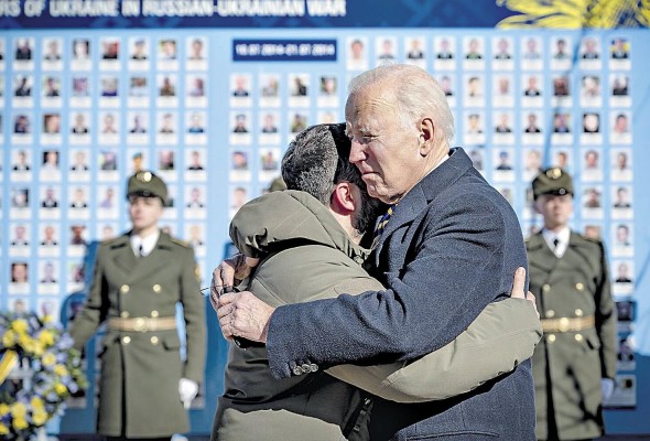 Foto cedida por el Gobierno de Ucrania del presidente Biden, y su homólogo ucraniano, Volodimir Zelenski.