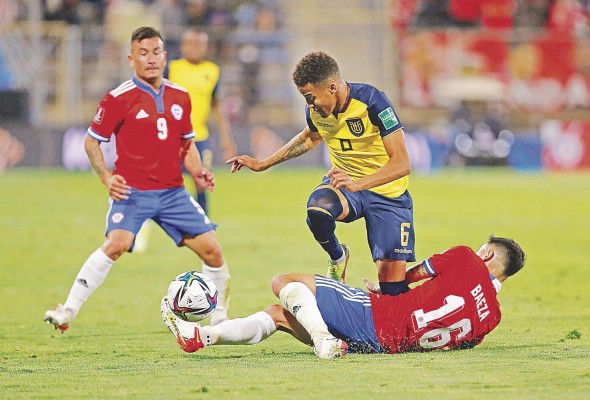 Bayron Castillo (amarillo) disputando un partido ante Chile.