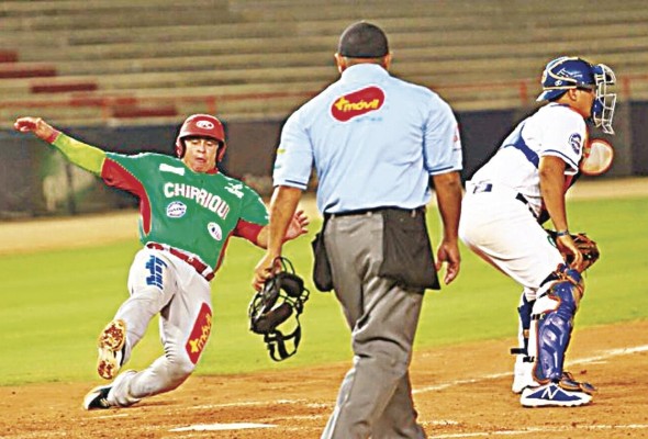 La llegada del chiricano Carlos Ruiz (Izq.) a la pelota nacional, es considerada una de las de mayor trascendencia en toda su historia.