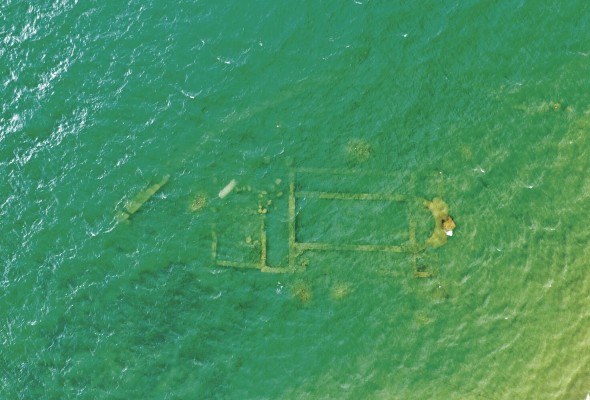 Ruinas de la basílica sumergida en el lago.