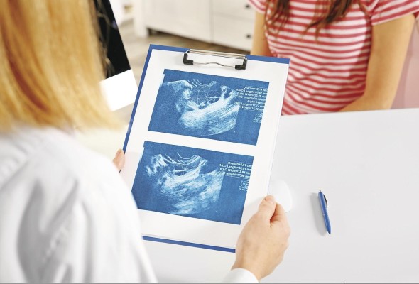 Algunas adolescentes optan por atención de salud privada para evitar malos tratos, según una investigación.