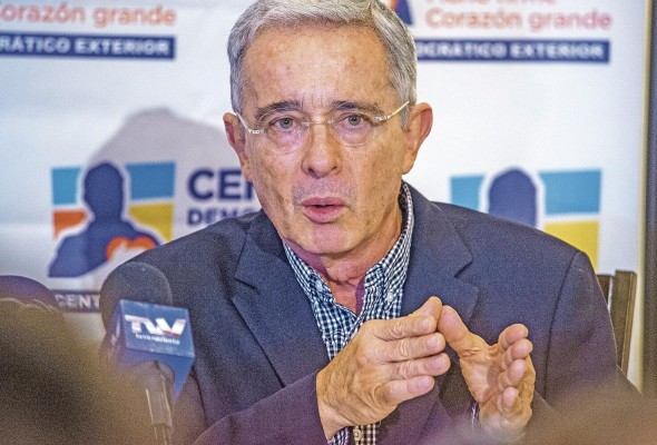 Uribe, que siempre ha alegado inocencia y cuenta con un sólido apoyo popular tras su política de mano dura contra las guerrillas.