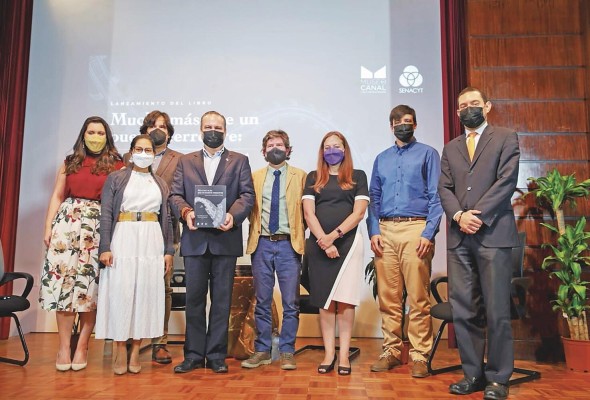 De izq. a der.: Ana Elizabeth González, Tomás Mendizábal, el viceministro de cultura Gabriel Gónzalez, Juan Guillermo Martín, y Jean-Sébastien Pourcelot, junto a invitados.