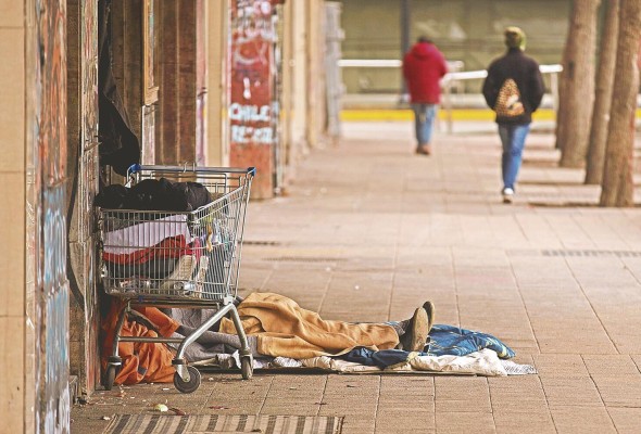 Un hombre sin techo es visto en la calle, en Santiago de Chile, en una fotografía de archivo.