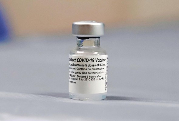 Envase de la vacuna de los laboratorios Pfizer/BioNTech contra la covid-19