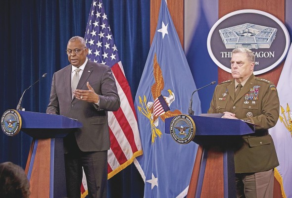 El secretario de Defensa de EE.UU., Lloyd Austin (i), y el jefe del Estado Mayor Conjunto de EE.UU., general Mark Milley