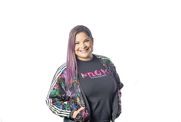 Christian Saavedra. Especialista en consejería vocacional y directora ejecutiva de PROM. Nominada a mención honorífica: Educación “Es importante resaltar el aporte femenino al ecosistema panameño. Esta iniciativa nos hace recordar la importancia y el valor de la mujer en el entorno socioeconómico, resalta a las mujeres trabajadoras que hacen de este un mejor país y son un pilar fundamental para el crecimiento en positivo de Panamá”. “Tenemos un papel fundamental en la educación: somos maestras naturales, aportamos estructura a la educación e incentivamos y estimulamos el aprendizaje desde nuestras diferentes posiciones. Es precisamente esta habilidad natural la que nos permite desarrollar proyectos simultáneos y alimenta nuestra resiliencia e ímpetu para lograr un cambio real, actuando así como agente catalizador para incentivar y motivar a quien buscamos educar”.