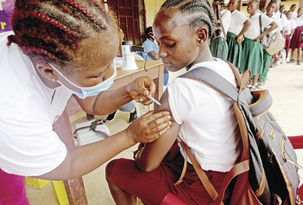 Estudiantes de un colegio en Kakata, Liberia, reciben la vacuna contra la covid-19.